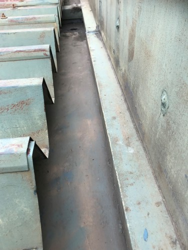 寝屋川市で屋根トタンの側溝、立ち上がり箇所のウレタン塗膜防水工事
